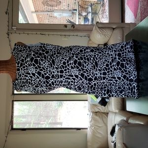 Ladies KIM ROGERS Sleeveless Sheath Dress in Black & White - 14